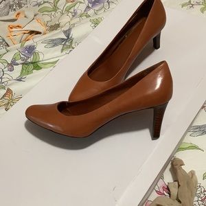 Ralph Lauren tan pumps. Round toe.